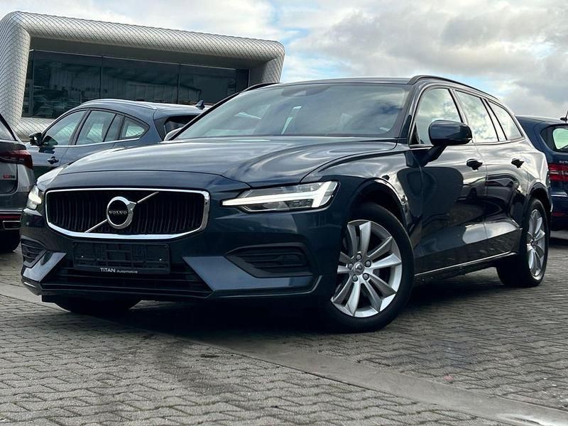 Blau Gebraucht 2021 Volvo V60 Momentum Kombi | 23.850 € (Superpreis) - Bild 1/4