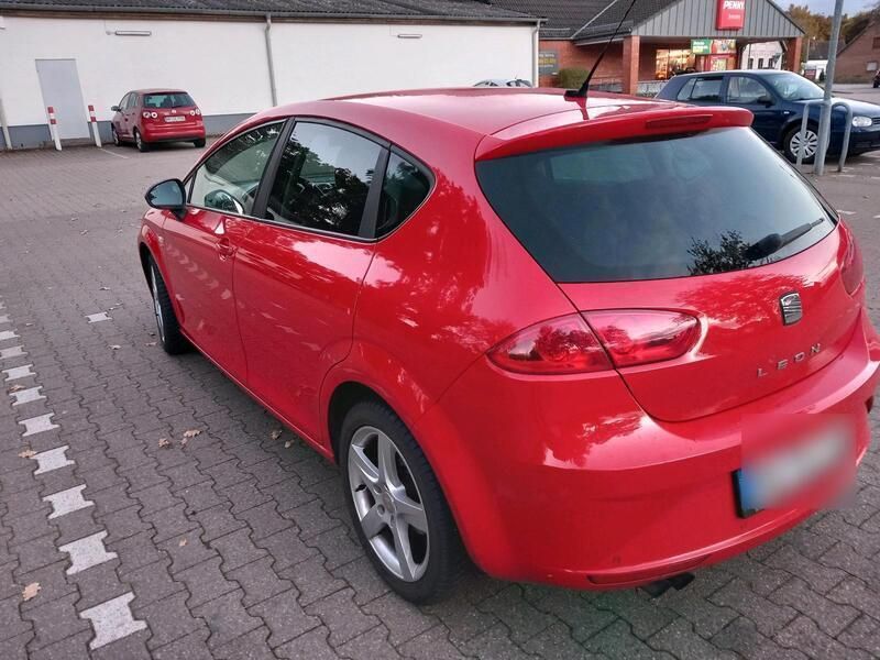 Rot Gebraucht 2010 Seat Leon Sport Limousine | 3.600 € (Fairer Preis) - Bild 1/4