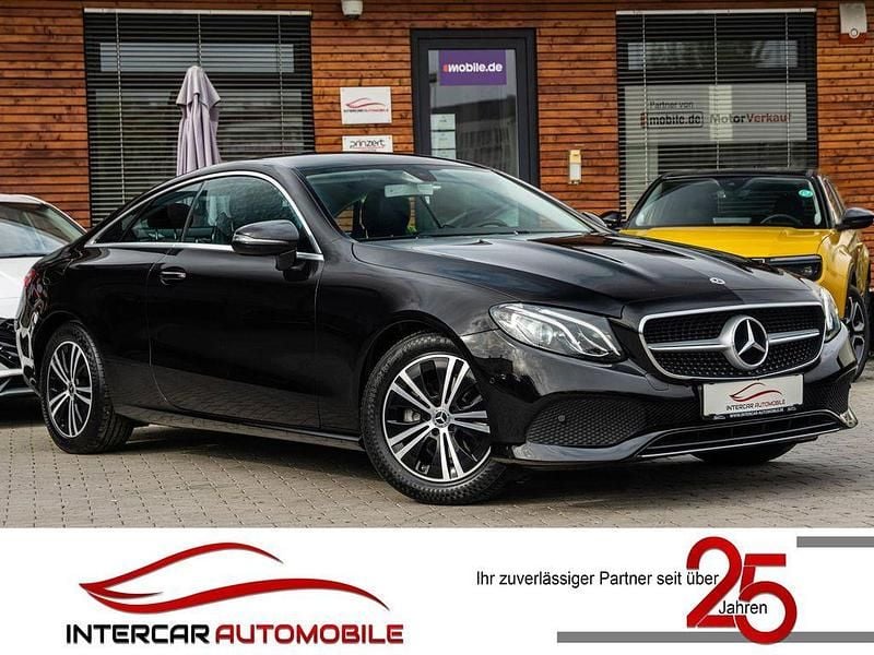 Obsidianschwarz metalliclack Gebraucht 2018 Mercedes E200 Avantgarde Coupé | 29.890 € (Fairer Preis) - Bild 1/4