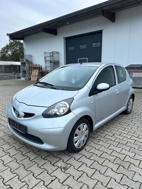 Grau Gebraucht 2009 Toyota Aygo Kleinwagen | 1.800 € (Fairer Preis) - Bild 1/4
