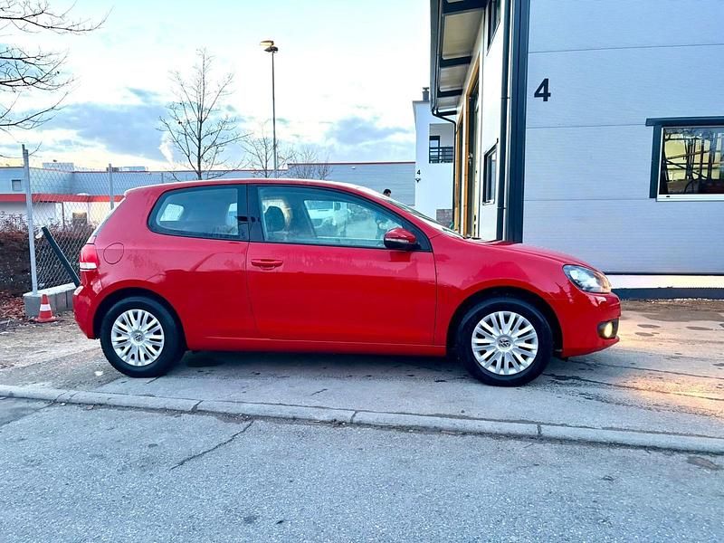 Gebraucht VW Golf VI 105 PS (77 kW) 2010 Rot Kleinwagen