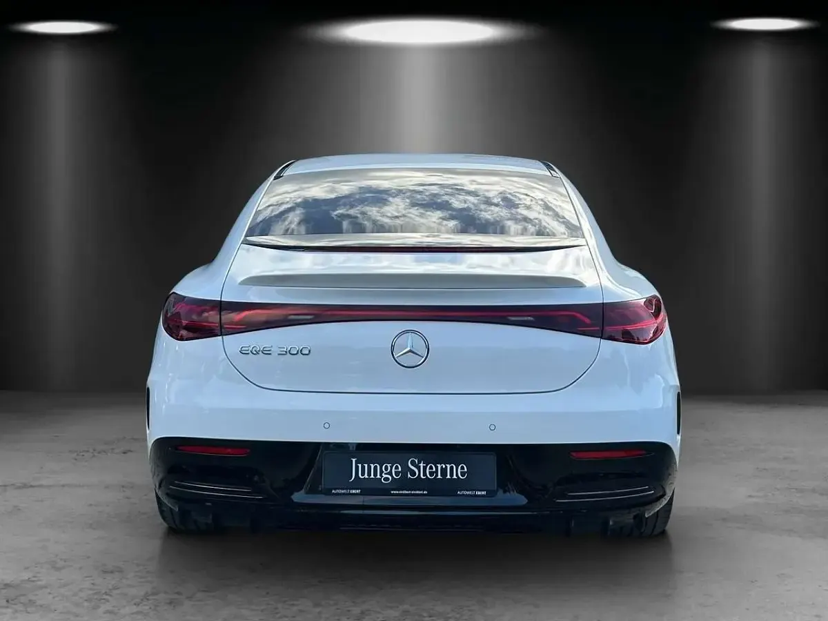 Gebraucht Mercedes EQE300 AMG 180 kW (245 PS) 2023 Weiß Limousine