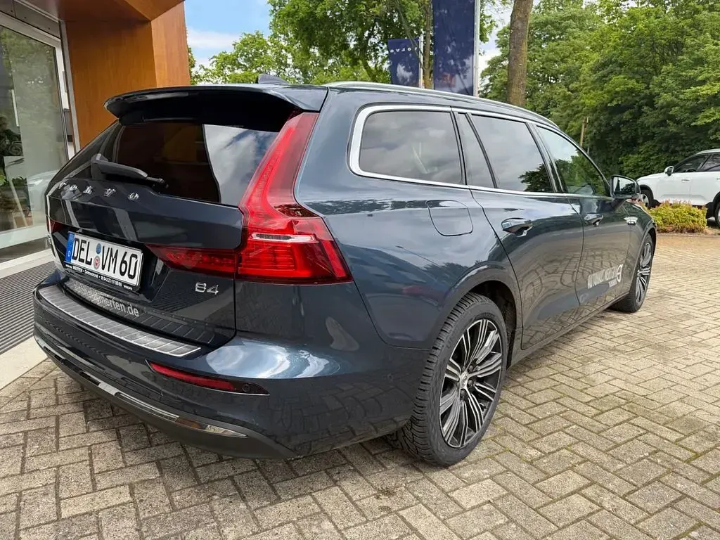 Gebraucht Volvo V60 Plus 197 PS (144 kW) 2023 Blau Kombi