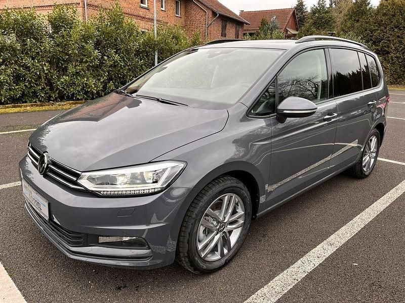 Delfingrau metallic Neu 2025 VW Touran Edition Van / Kleinbus | 36.990 € - Bild 1/4