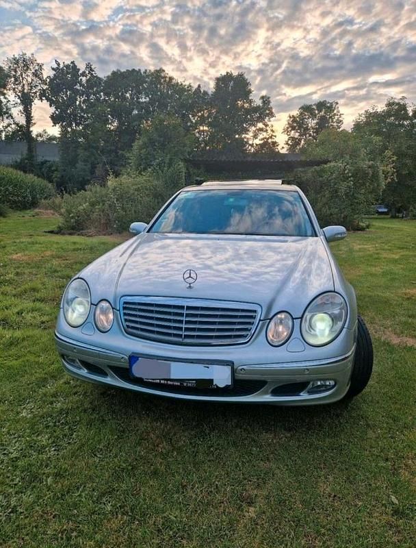 Silber Gebraucht 2005 Mercedes E200 Limousine | 6.500 € (Fairer Preis) - Bild 1/4