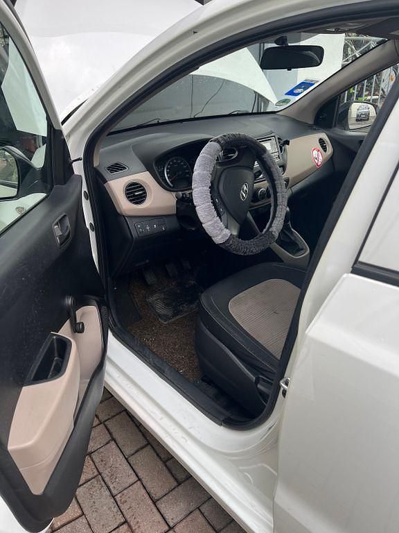 Gebraucht Hyundai i10 67 PS (49 kW) 2016 Weiß Kleinwagen