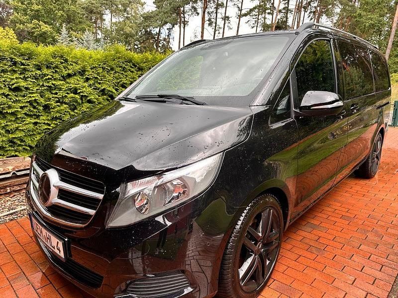 Schwarz Gebraucht 2016 Mercedes V250 Edition Van / Kleinbus | 28.888 € (Superpreis) - Bild 1/4