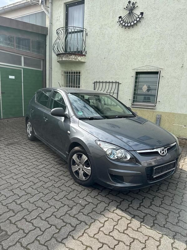 Gebraucht Hyundai i30 109 PS (80 kW) 2011 Blau Kleinwagen
