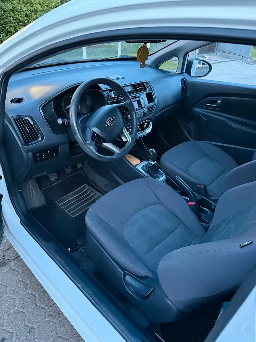 Gebraucht Kia Rio 75 PS (55 kW) 2013 Weiß Kleinwagen