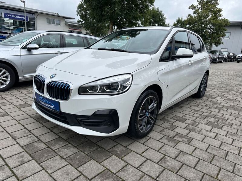 Weiß Gebraucht 2019 BMW 225 Active Tourer Sport Line Van / Kleinbus | 18.900 € (Fairer Preis) - Bild 1/4