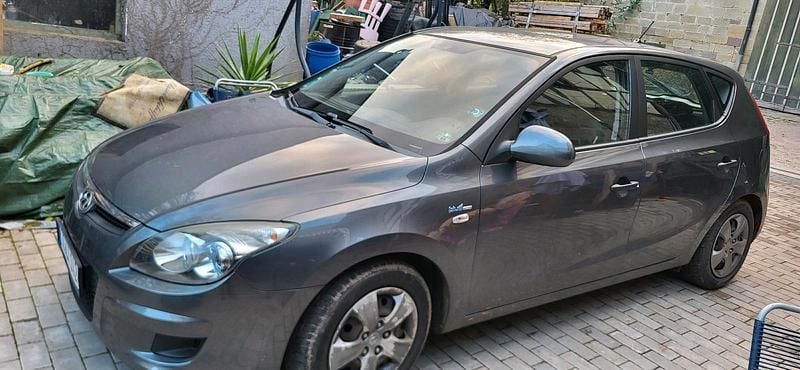 Grau Gebraucht 2009 Hyundai i30 Kleinwagen | 2.800 € (Etwas zu teuer) - Bild 1/4