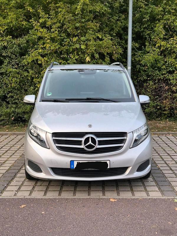 Silber Gebraucht 2017 Mercedes V220 Van / Kleinbus | 23.300 € (Superpreis) - Bild 1/4