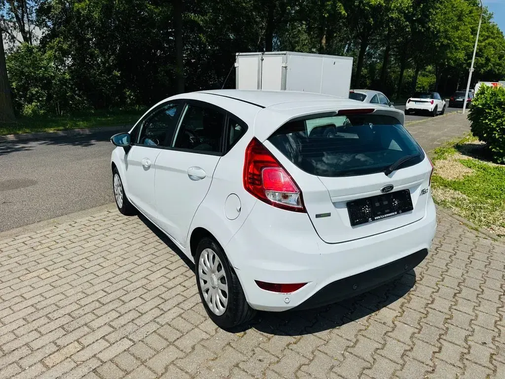 Gebraucht Ford Fiesta Trend 101 PS (74 kW) 2015 Weiß Kleinwagen