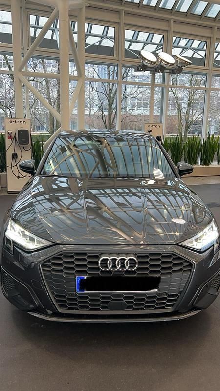 Grau Gebraucht 2023 Audi A3 Limousine | 28.000 € (Teuer) - Bild 1/3