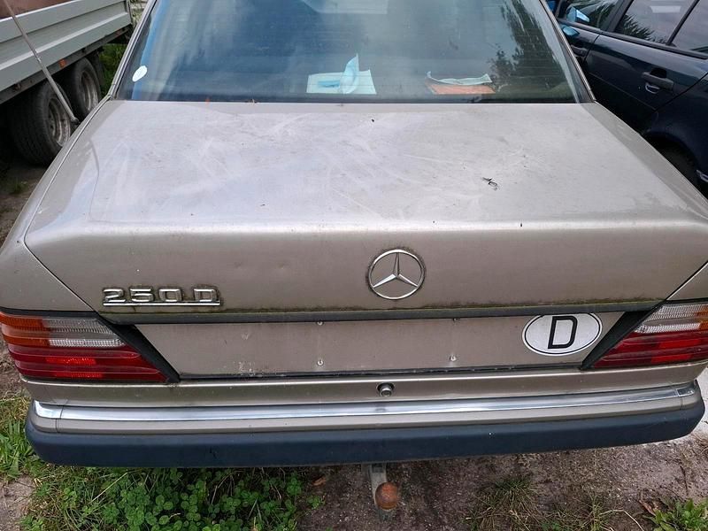 Braun Gebraucht 1991 Mercedes E250 Limousine | 5.500 € - Bild 1/4