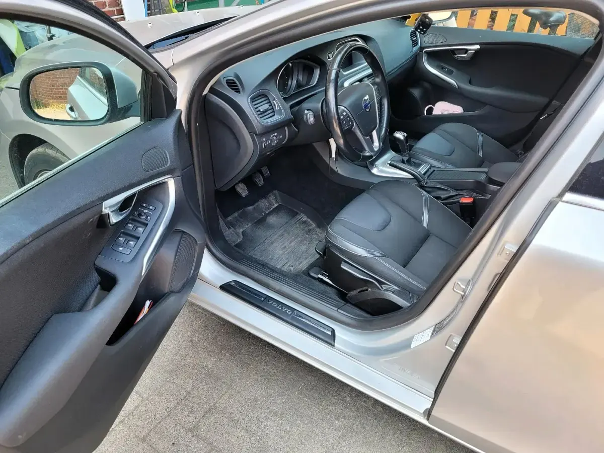 Usata Volvo V40 Momentum 150 CV (110 kW) 2016 Argento Berlina