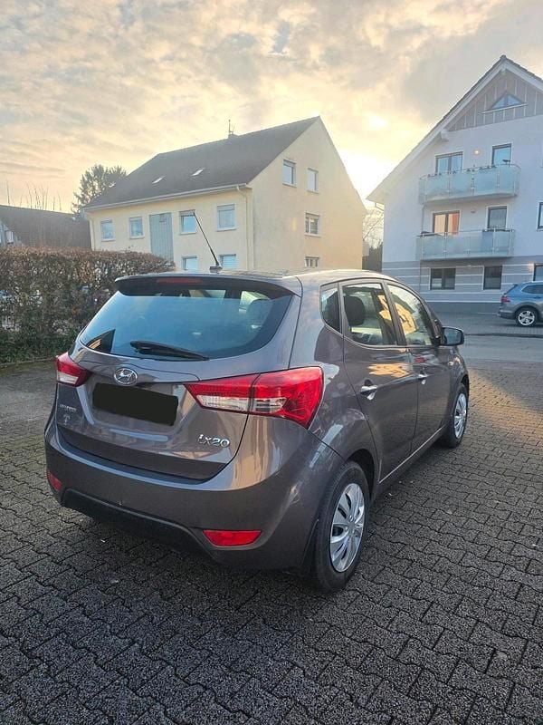 Gebraucht Hyundai ix20 90 PS (66 kW) 2014 Braun Kleinwagen