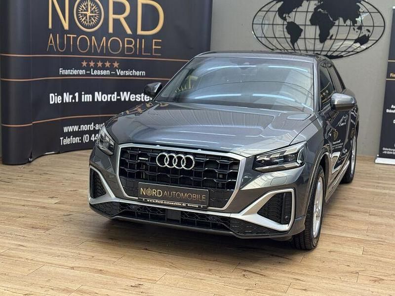 Daytonagrau perleffekt (metallic) Gebraucht 2022 Audi Q2 Ambiente SUV | 28.449 € (Fairer Preis) - Bild 1/3
