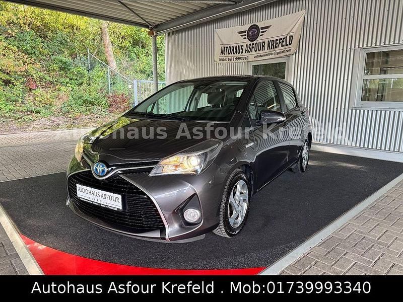 Grau Gebraucht 2016 Toyota Yaris Hybrid Edition-S Kleinwagen | 10.990 € (Fairer Preis) - Bild 1/4
