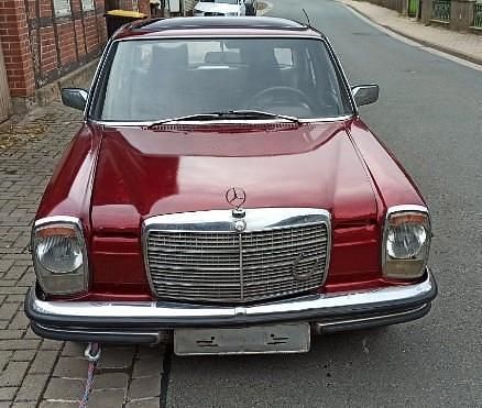 Andere farben Gebraucht 1974 Mercedes W115 Limousine | 11.700 € - Bild 1/3