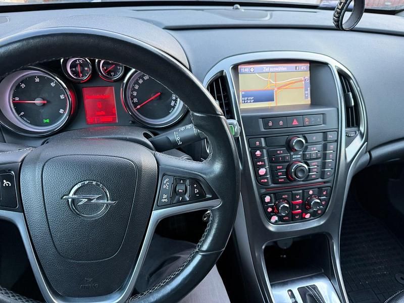 Gebraucht Opel Astra 160 PS (117 kW) 2011 Weiß Limousine