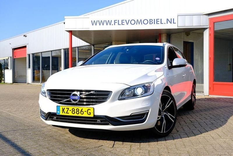 Gebraucht Volvo V60 R-Design 220 PS (161 kW) 2016 Weiß Kombi