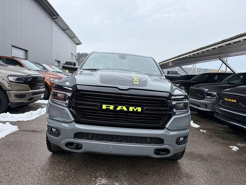 Używany Dodge Ram 401 KM (294 kW) 2023 Szary Pickup