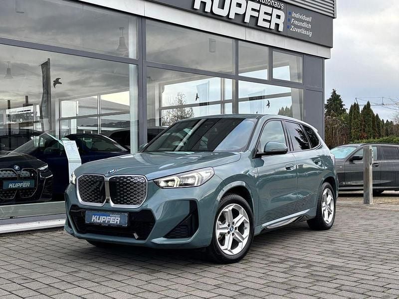 Grün Gebraucht 2024 BMW iX1 M Sport SUV | 43.700 € (Fairer Preis) - Bild 1/4