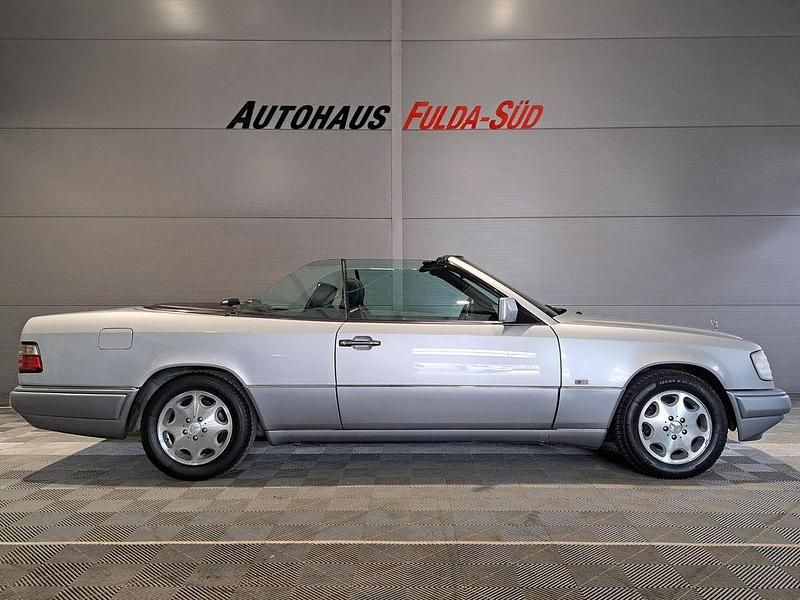 Gebraucht Mercedes E220 150 PS (110 kW) 1997 Silber Cabrio