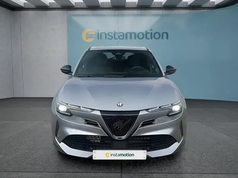 Neu Alfa Romeo Junior 145 PS (106 kW) 2026 Grau SUV
