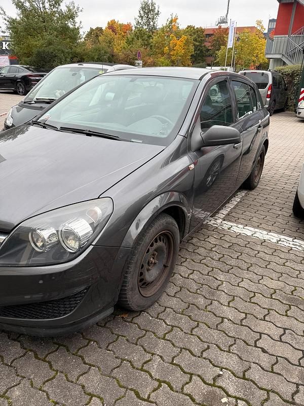 Grau Gebraucht 2009 Opel Astra Kleinwagen | 2.600 € (Fairer Preis) - Bild 1/4