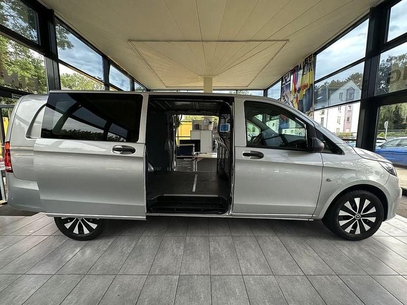 Brillantsilber Gebraucht 2023 Mercedes Vito Van / Kleinbus | 36.790 € (Teuer) - Bild 1/4
