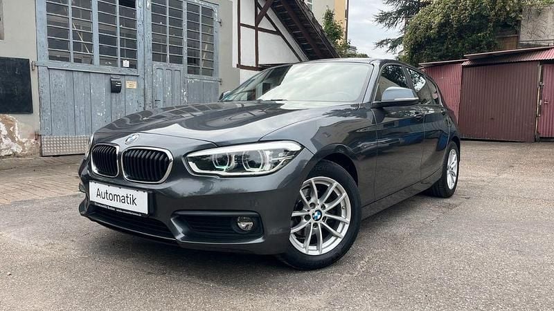 Grau Gebraucht 2019 BMW 118 Advantage Kleinwagen | 13.790 € (Superpreis) - Bild 1/4