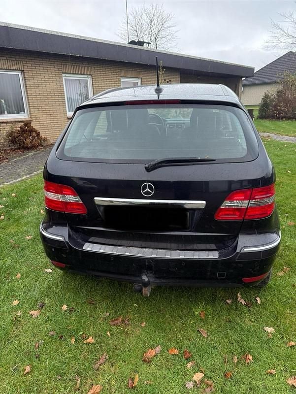 Gebraucht Mercedes 200 140 PS (102 kW) 2011 Schwarz Limousine