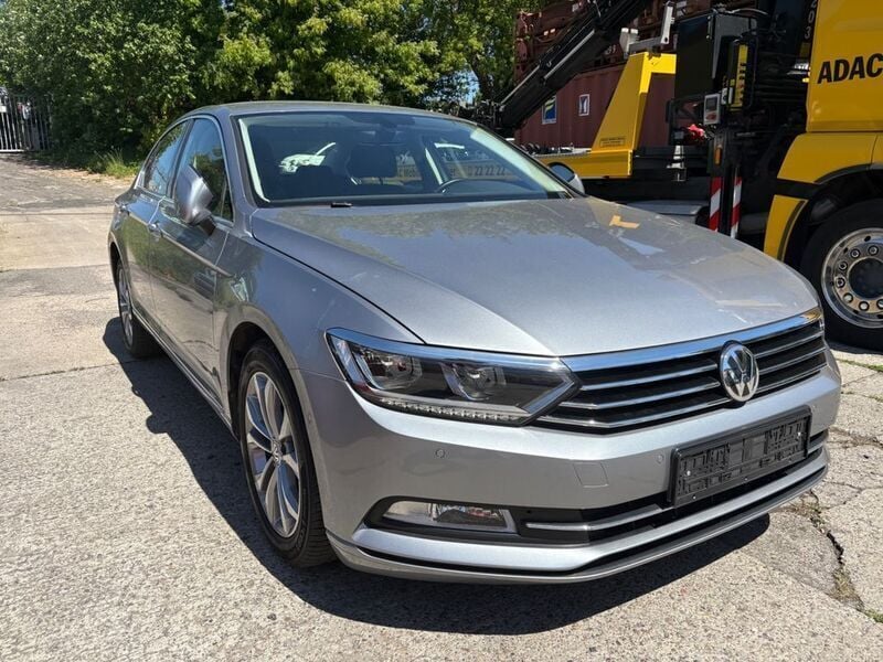 Silber Gebraucht 2019 VW Passat Comfortline Limousine | 18.999 € (Superpreis) - Bild 1/4