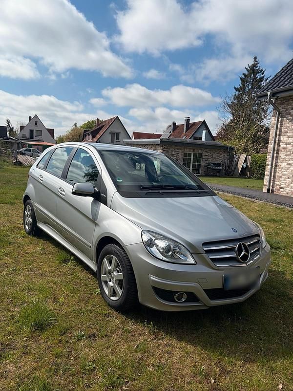 Gebraucht Mercedes B150 95 PS (69 kW) 2009 Silber Van / Kleinbus