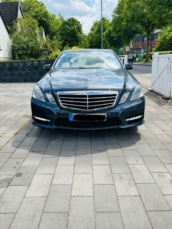 Grau Gebraucht 2013 Mercedes E220 Edition Limousine | 16.499 € (Guter Preis) - Bild 1/4