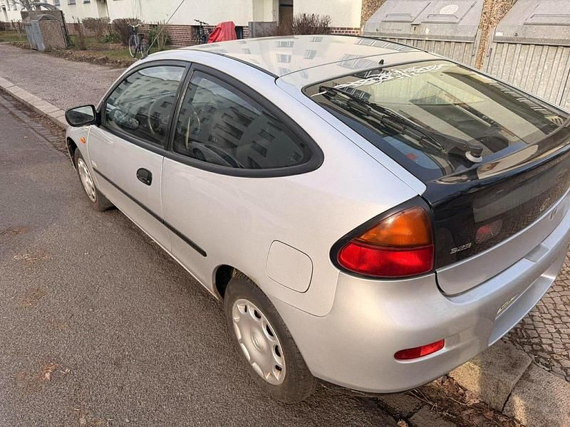 Gebraucht Mazda 323 86 PS (63 kW) 1996 Silber Kleinwagen