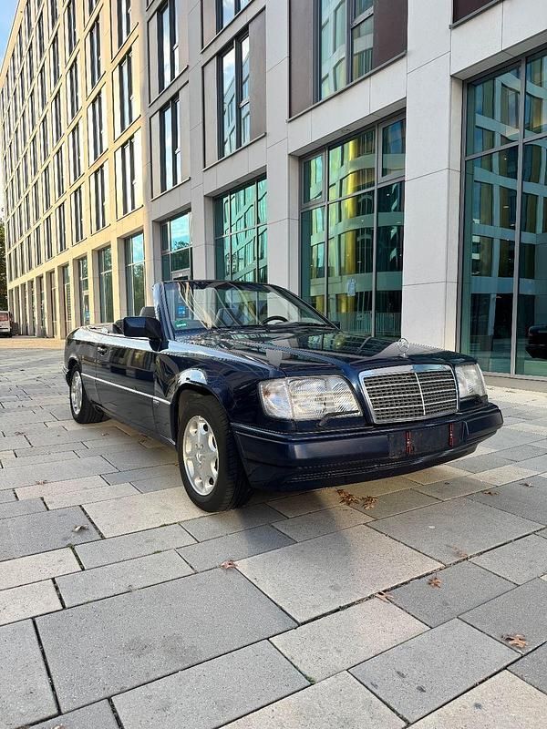 Blau Gebraucht 1996 Mercedes E200 Cabrio | 14.000 € (Fairer Preis) - Bild 1/4