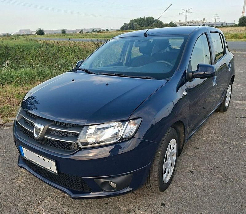Blau Gebraucht 2015 Dacia Sandero Lauréate Kleinwagen | 5.590 € (Superpreis) - Bild 1/4