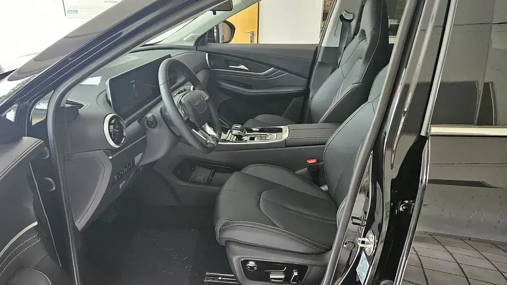Neu DFSK Forthing 5 177 PS (130 kW) 2026 Schwarz SUV