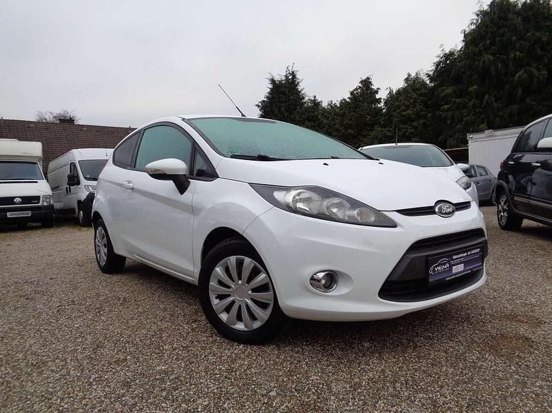 Weiß Gebraucht 2012 Ford Fiesta Trend Kleinwagen | 3.650 € (Fairer Preis) - Bild 1/4