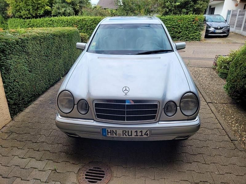 Silber Gebraucht 1996 Mercedes E230 Elegance Limousine | 3.900 € (Fairer Preis) - Bild 1/4