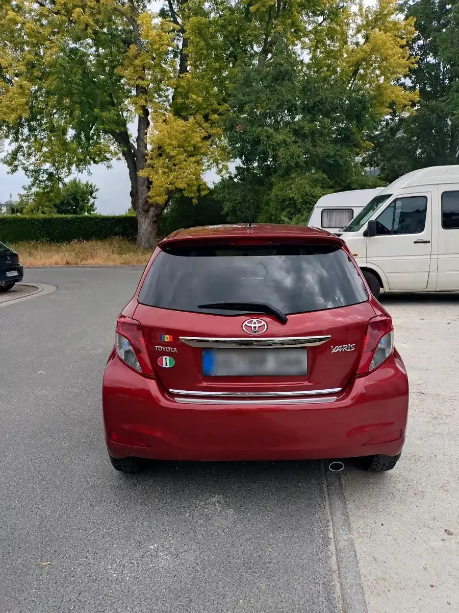 Gebraucht Toyota Yaris 90 PS (66 kW) 2014 Rot Kleinwagen