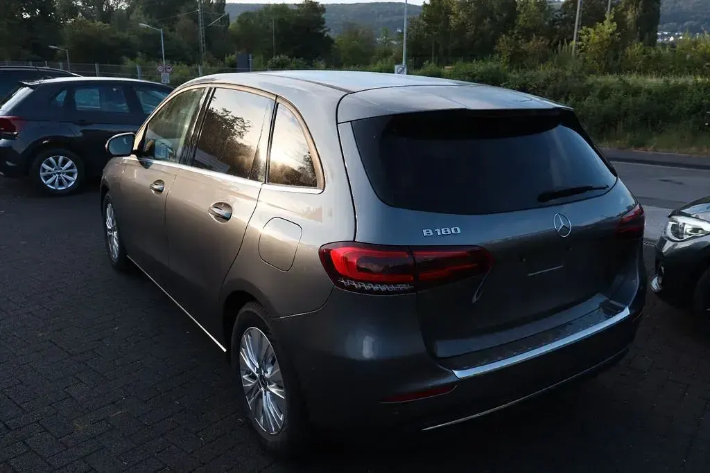 Gebraucht Mercedes B180 136 PS (100 kW) 2019 Grau Kleinwagen