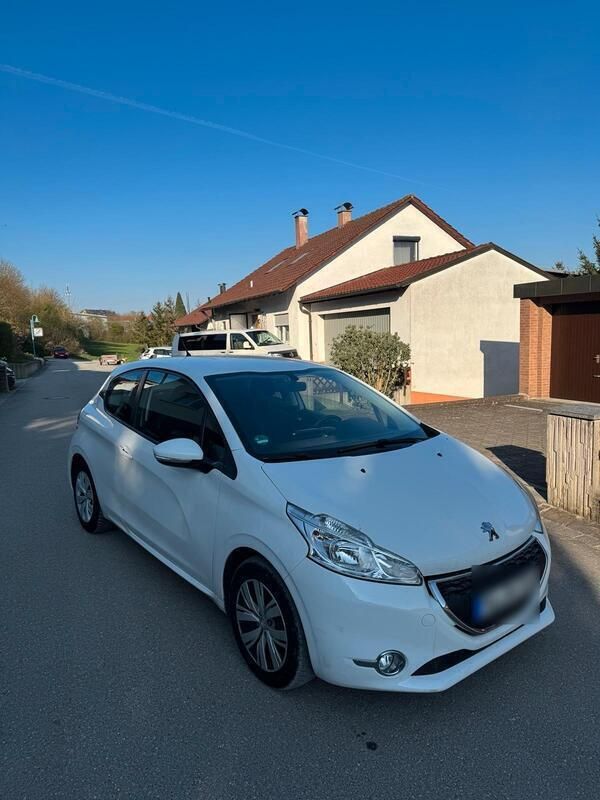 Weiß Gebraucht 2014 Peugeot 208 Kleinwagen | 4.000 € (Guter Preis) - Bild 1/4