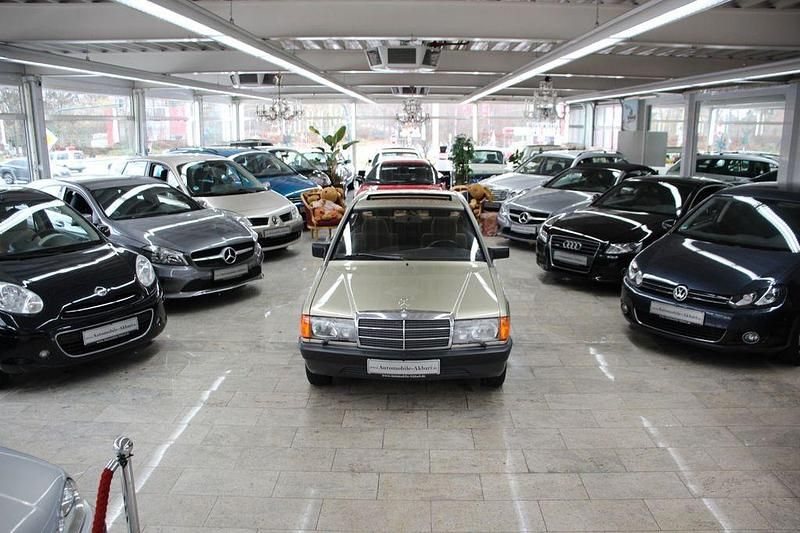 Second-hand Mercedes 190 90 CP (66 kW) 1982 Verde Berlinǎ
