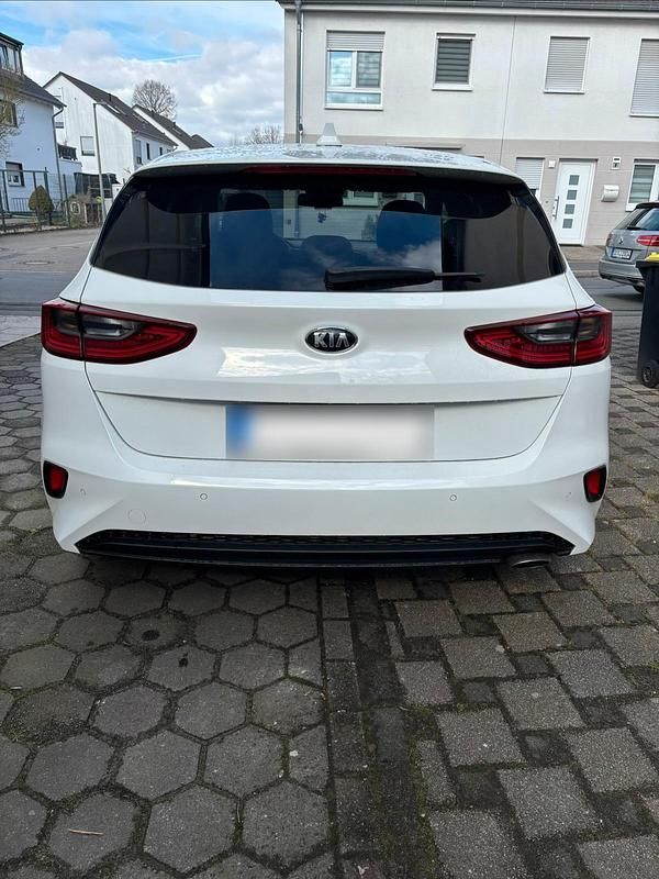 Gebraucht Kia Ceed Spirit 140 PS (102 kW) 2018 Andere farben Kleinwagen