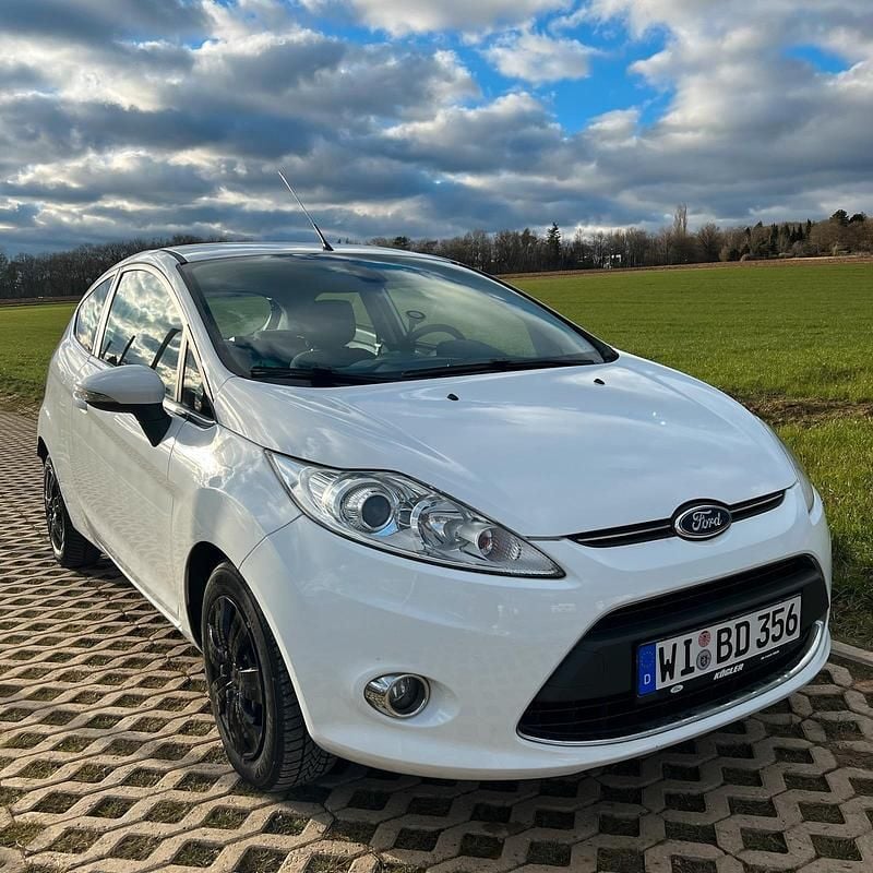 Weiß Gebraucht 2012 Ford Fiesta Kleinwagen | 3.449 € (Fairer Preis) - Bild 1/4
