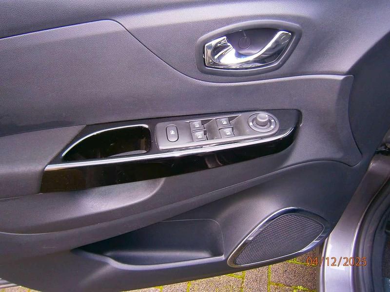 Gebraucht Renault Captur Intens 90 PS (66 kW) 2016 Grau kng + schwarz gne SUV